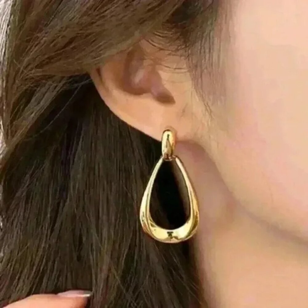 Gorgeous Yellow Gold Tone Teardrop Earrings